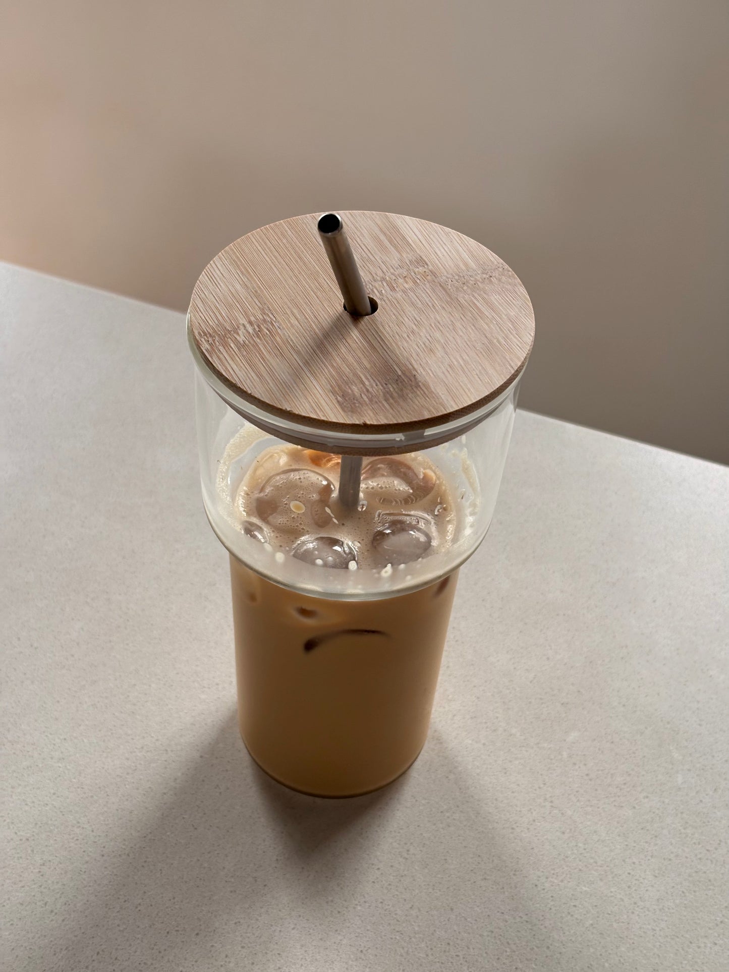 Vaso de vidrio con pitillo