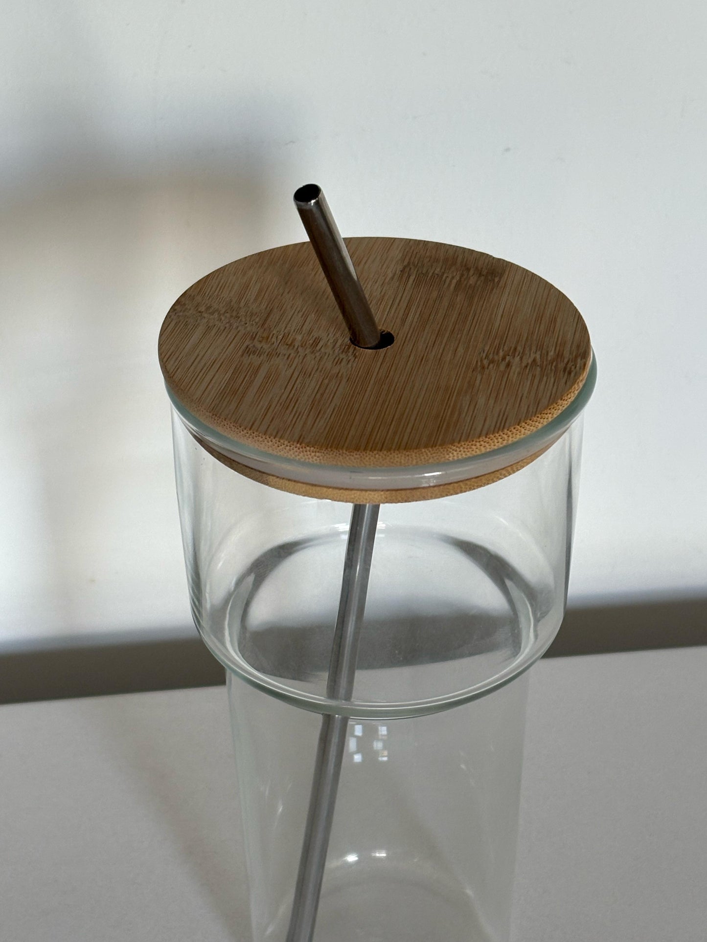 Vaso de vidrio con pitillo