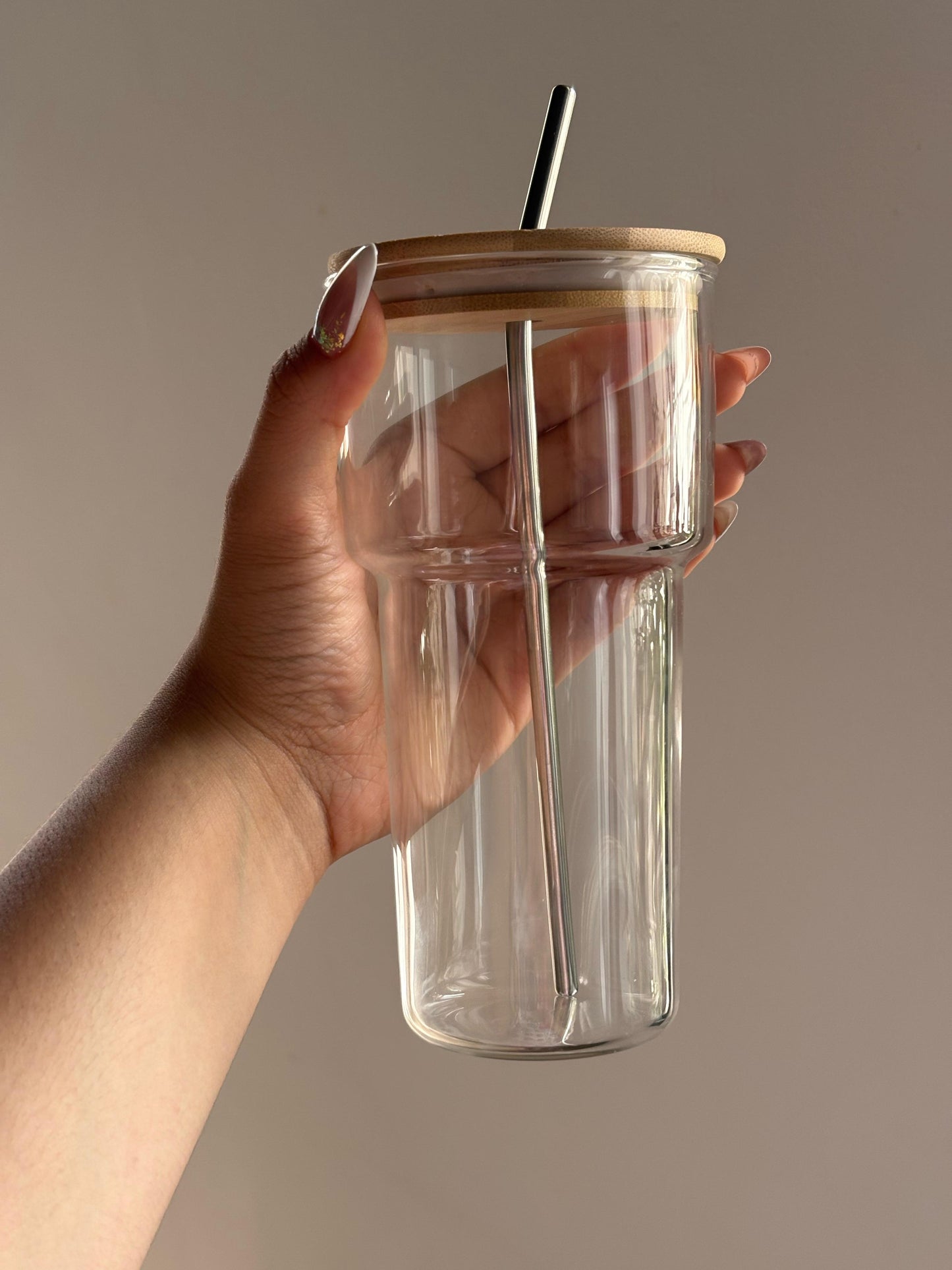 Vaso de vidrio con pitillo