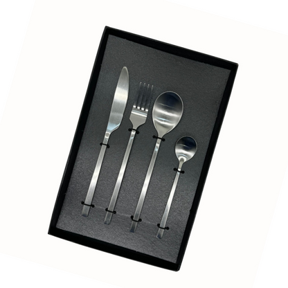 juego de cubiertos plateados