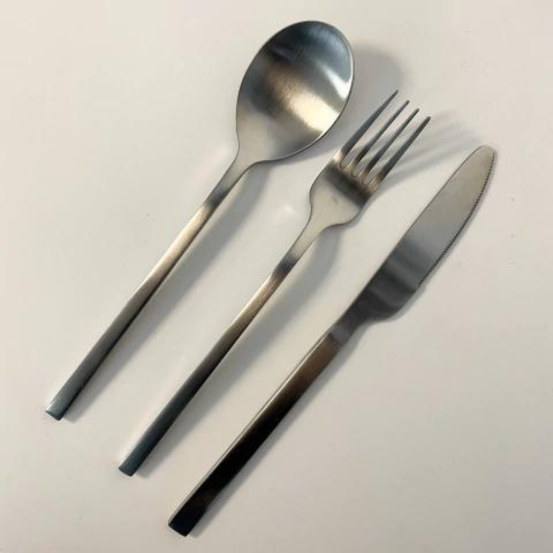 juego de cubiertos plateados