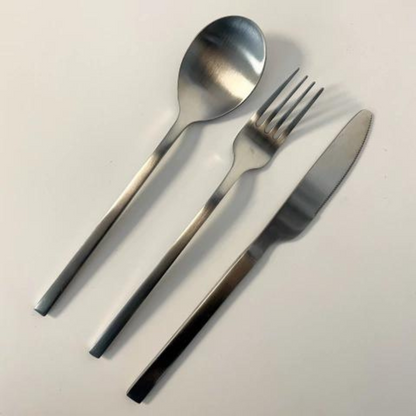 juego de cubiertos plateados