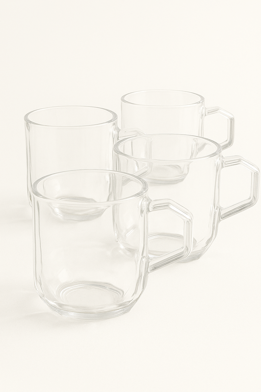 Jarra de vidrio con vasos