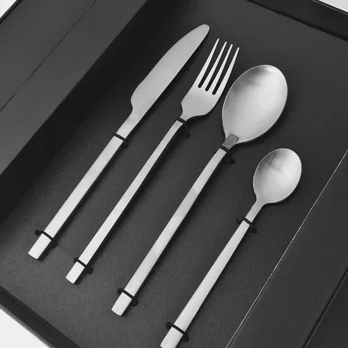 juego de cubiertos plateados